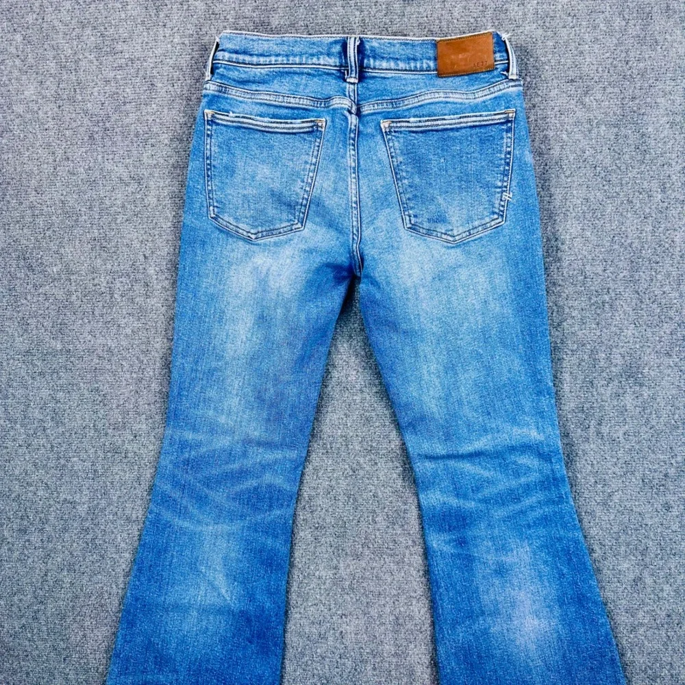 American Eagle AE77 Low-Rise Flare Jeans Womens 6 Med Wash Distressed Blue Y2K